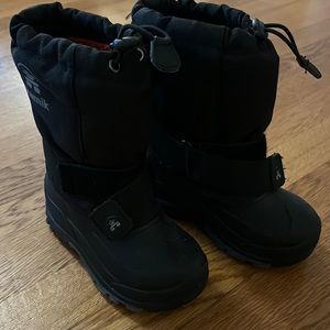 Kids size 10 snow boots excellent condition